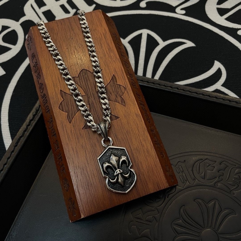 Ch*0me He**ts necklaces